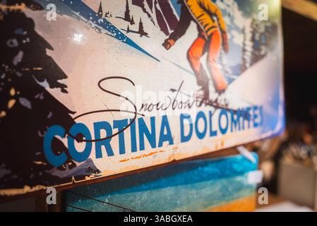 Affiche vintage de snowboarder à Cortina d'Ampezzo, Dolomites Banque D'Images