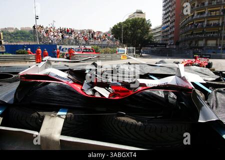 Felipe Massa (BRA) Ferrari F2007 dépasse la McLaren Mercedes MP4/22 endommagée de Lewis Hamilton (GBR) McLaren à Ste Devote...Championnat du monde de formule 1, Rd 5, Grand Prix de Monaco, Practice Day, Monte-Carlo, Monaco, jeudi 24 mai 2007...IMAGE NUMÉRIQUE. (Crédit image : ©Sutton Motorsports/ZUMA Press) RESTRICTIONS : DROITS en Amérique du Nord et du Sud SEULEMENT ! Banque D'Images