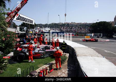 Felipe Massa (BRA) Ferrari F2007 dépasse la McLaren Mercedes MP4/22 endommagée de Lewis Hamilton (GBR) McLaren à Ste Devote...Championnat du monde de formule 1, Rd 5, Grand Prix de Monaco, Practice Day, Monte-Carlo, Monaco, jeudi 24 mai 2007...IMAGE NUMÉRIQUE. (Crédit image : ©Sutton Motorsports/ZUMA Press) RESTRICTIONS : DROITS en Amérique du Nord et du Sud SEULEMENT ! Banque D'Images