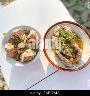 Bol Bakso bol Un bol vapeur de bakso ou de soupe aux boulettes de viande avec nouilles, tofu et légumes-feuilles garnis Banque D'Images