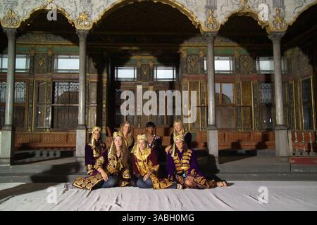 21 mai 2007 - Istanbul, Turquie - les stars du tennis ELENA DEMENTIEVA de Russie ; à gauche ; VÉNUS WILLIAMS des États-Unis et MARIA SHARAPOVA de Russie ; à droite ; poser en tenue ottomane traditionnelle dans la section du harem du palais topkapi de l'époque ottomane à Istanbul ; Turquie. (Crédit image : © Istanbul Cup Tennis Tournament/ZUMA Press) Banque D'Images