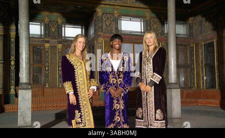 21 mai 2007 - Istanbul, Turquie - les stars du tennis ELENA DEMENTIEVA de Russie ; à gauche ; VÉNUS WILLIAMS des États-Unis et MARIA SHARAPOVA de Russie ; à droite ; poser en tenue ottomane traditionnelle dans la section du harem du palais topkapi de l'époque ottomane à Istanbul ; Turquie. (Crédit image : © Istanbul Cup Tennis Tournament/ZUMA Press) Banque D'Images