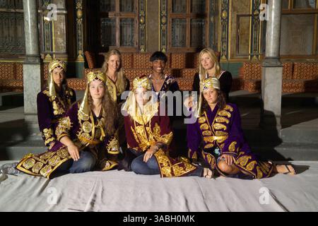 21 mai 2007 - Istanbul, Turquie - les stars du tennis ELENA DEMENTIEVA de Russie ; à gauche ; VÉNUS WILLIAMS des États-Unis et MARIA SHARAPOVA de Russie ; à droite ; poser en tenue ottomane traditionnelle dans la section du harem du palais topkapi de l'époque ottomane à Istanbul ; Turquie. (Crédit image : © Istanbul Cup Tennis Tournament/ZUMA Press) Banque D'Images