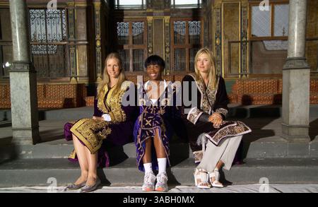 21 mai 2007 - Istanbul, Turquie - les stars du tennis ELENA DEMENTIEVA de Russie ; à gauche ; VÉNUS WILLIAMS des États-Unis et MARIA SHARAPOVA de Russie ; à droite ; poser en tenue ottomane traditionnelle dans la section du harem du palais topkapi de l'époque ottomane à Istanbul ; Turquie. (Crédit image : © Istanbul Cup Tennis Tournament/ZUMA Press) Banque D'Images