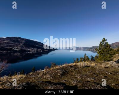 Vue du lac Okanagan depuis un sentier de randonnée près de Kelowna, en Colombie-Britannique Banque D'Images