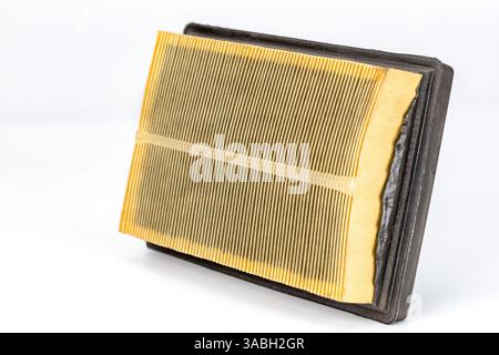 Détails du filtre à air : vue rapprochée du filtre à air jaune, révélant sa conception et sa fonction complexes, et la quantité importante de saleté causée par Banque D'Images