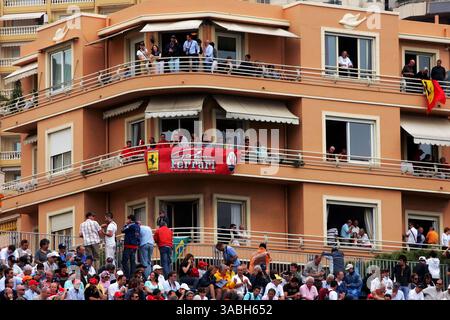 Fans dans les appartements...Championnat du monde de formule 1, Rd 5, Grand Prix de Monaco, Journée de qualification, Monte-Carlo, Monaco, samedi 26 mai 2007...IMAGE NUMÉRIQUE. (Crédit image : ©Sutton Motorsports/ZUMA Press) RESTRICTIONS : DROITS en Amérique du Nord et du Sud SEULEMENT ! Banque D'Images