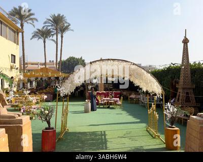 Le Caire, Egypte ; 20 janvier 2024 : Découvrez l'ambiance ancienne du Caire avec un décor égyptien, des sphinx et des rituels, conçus pour captiver les touristes. Amusez-vous Banque D'Images