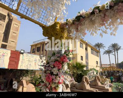 Le Caire, Égypte ; 20 janvier 2024 : profitez de l'expérience gastronomique à thème du Caire dans un décor égyptien, avec sphinx et rituels, conçu pour les touristes. Banque D'Images