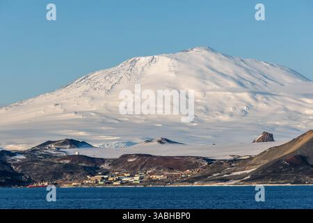US McMurdo Station Antarctique Research Station située au-dessous du Mt Erebus, Ross Island, Antarctique Banque D'Images