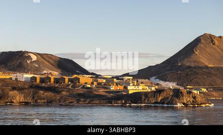 McMurdo Station et Scott Discovery Hut à Hut point, Ross Island, Antarctique Banque D'Images