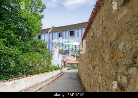 Pont reliant le couloir entre le théâtre du château et les jardins du château. Cesky Krumlov, République tchèque. Banque D'Images