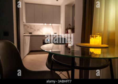 Bougies, Appartement, nuit : soirée confortable dans Modern petite cuisine Design intérieur. Banque D'Images