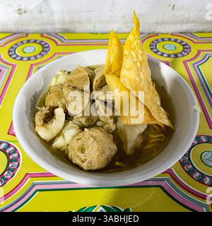 Bakso ou baso, cuisine traditionnelle indonésienne, avec boulettes de viande et nouilles servies dans un bouillon de bœuf Banque D'Images