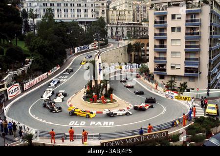 22 mai 1977 - Monte Carlo, MONACO - le courant de terrain autour de l'épingle à cheveux de Loews sur le premier tour de la course lors du Grand Prix de Monaco, Rd 6, Monte Carlo, 22 mai 1977. (Crédit image : © Sutton Motorsports/ZUMA Press) RESTRICTIONS : DROITS en Amérique du Nord et du Sud SEULEMENT ! Banque D'Images