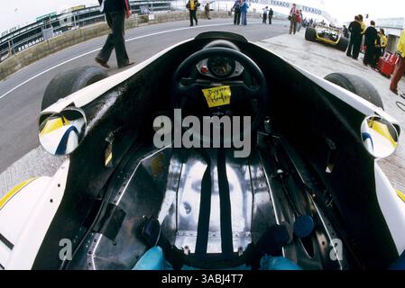 14 juil. 1979 - Silverstone, Royaume-Uni, ANGLETERRE - Une vue depuis le cockpit d'une Renault RS10. La voiture avait deux cadrans - le compte-tours en haut du cockpit et une petite lecture turbo boost en bas à gauche pendant le Grand Prix de Grande-Bretagne, Rd 9, Silverstone, Angleterre, 14 juillet 1979. (Crédit image : © Sutton Motorsports/ZUMA Press) RESTRICTIONS : DROITS en Amérique du Nord et du Sud SEULEMENT ! Banque D'Images