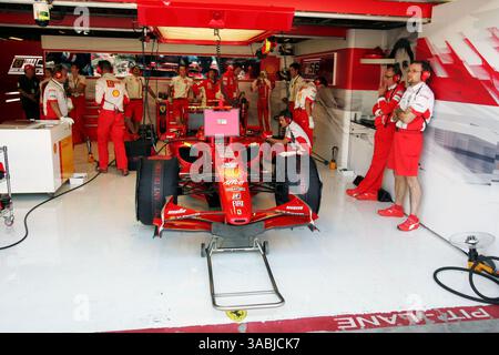 La Ferrari F2007 de Felipe Massa (BRA) Ferrari F2007 dans les stands...Championnat du monde de formule 1, Rd 13, Grand Prix d'Italie, jour des essais, Monza, Italie, vendredi 7 septembre 2007. (Crédit image : ©Sutton Motorsports/ZUMA Press) RESTRICTIONS : UK Rights OUT ! Banque D'Images