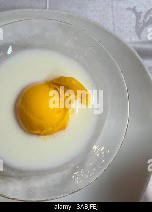 Crème glacée à la mangue en sauce citron. Banque D'Images