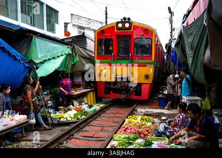 Samut Songkhram, THAÏLANDE , OCTOBRE 2021 train passant par le marché ferroviaire de Maeklong, Thaïlande crédits : Daniel Rodrigues Banque D'Images