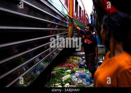 Samut Songkhram, THAÏLANDE , OCTOBRE 2021 train passant par le marché ferroviaire de Maeklong, Thaïlande crédits : Daniel Rodrigues Banque D'Images