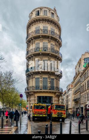Marseille, France - 26 mars 2024 : des pompiers stationnés devant un bel immeuble ancien de la rue la Canebière, à Marseille Banque D'Images
