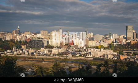 Photos du panorama de Sendai prises depuis les ruines du château d'Aoba Honmaru Kaikan Banque D'Images