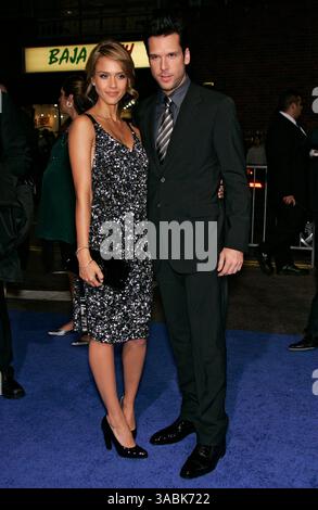 Sep 19, 2007 - Westwood, Californie, USA - L'actrice Jessica Alba et l'Acteur DANE COOK à la 'bonne chance Chuck' Los Angeles Premiere tenue à la Mann Théâtre National. (Crédit Image : © Lisa O'Connor/ZUMA Press) Banque D'Images