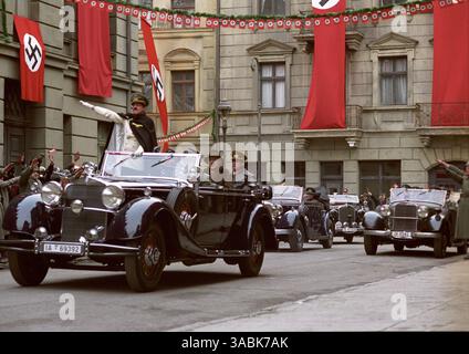 DATE DE SORTIE : 11 janvier 2007 (Allemagne). TITRE DU FILM : Mein FŸhrer - Die wirklich wahrste Wahrheit Ÿber Adolf Hitler (original) - STUDIO : X filme/Beta Cinema. TERRAIN : le cadre est la seconde Guerre mondiale, autour du réveillon du nouvel an 1944. Cette comédie raconte l'histoire d'Adolf Hitler et sa préparation pour un grand discours du nouvel an. SUR LA PHOTO : HELGE SCHNEIDER dans le rôle d'Adolf Hitler. Banque D'Images