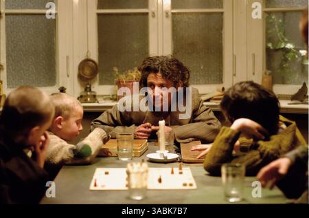 DATE DE SORTIE : 11 janvier 2007 (Allemagne). TITRE DU FILM : Mein FŸhrer - Die wirklich wahrste Wahrheit Ÿber Adolf Hitler (original) - STUDIO : X filme/Beta Cinema. TERRAIN : le cadre est la seconde Guerre mondiale, autour du réveillon du nouvel an 1944. Cette comédie raconte l'histoire d'Adolf Hitler et sa préparation pour un grand discours du nouvel an. SUR LA PHOTO : ADRIANA ALTARAS comme Elsa Grunbaum avec la famille. Banque D'Images