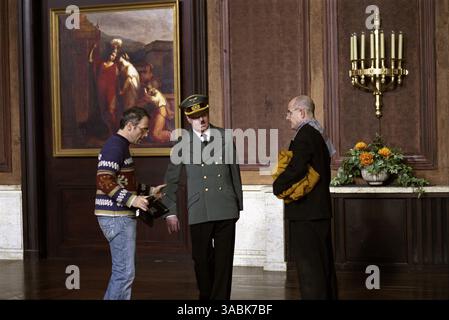 DATE DE SORTIE : 11 janvier 2007 (Allemagne). TITRE DU FILM : Mein FŸhrer - Die wirklich wahrste Wahrheit Ÿber Adolf Hitler (original) - STUDIO : X filme/Beta Cinema. TERRAIN : le cadre est la seconde Guerre mondiale, autour du réveillon du nouvel an 1944. Cette comédie raconte l'histoire d'Adolf Hitler et sa préparation pour un grand discours du nouvel an. SUR LA PHOTO : le réalisateur DANI LEVY sur le plateau avec les acteurs HELGE SCHNEIDER dans le rôle d'Adolf Hitler, et ULRICH MUHE dans le rôle du Professeur Adolf Israel Grunbaum. Banque D'Images