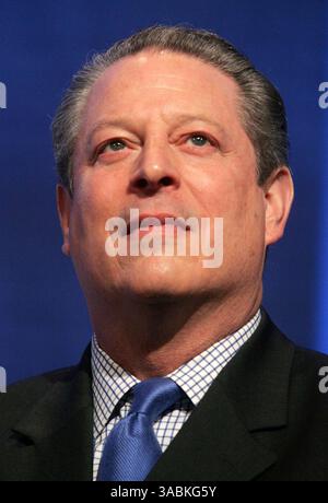 12 octobre 2007 - Oslo, Norvège - Al Gore, militant pour le changement climatique, et le Groupe d'experts intergouvernemental sur l'évolution du climat de l'ONU ont reçu conjointement le prix Nobel de la paix. Le comité a déclaré qu'ils avaient été choisis pour "leurs efforts pour développer et diffuser une plus grande connaissance sur le changement climatique causé par l'homme". M. Gore était vice-président américain sous Bill Clinton et a depuis consacré ses efforts à la campagne environnementale. Le panel de 3 000 scientifiques de l'ONU est la principale autorité en matière de réchauffement climatique. PHOTO : Sep 26, 2007 - New York, NY, USA -Vice-Président Al GORE à la Clinton Global Initiative HE 2007 Banque D'Images