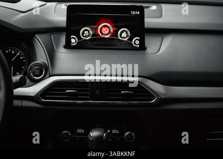 Affichage du système d'infodivertissement de la voiture. Vue rapprochée de l'écran dans le tableau de bord de la voiture - menu de l'écran principal avec accès à des fonctions comme le téléphone et la radio. Banque D'Images
