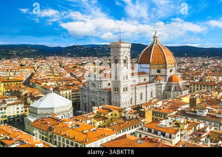 Vue aérienne du paysage urbain sur le dôme de l'église Santa Maria del Fiore et de la vieille ville de Florence Banque D'Images