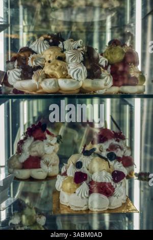 Vitrine d'une boulangerie avec de délicieux gâteaux Banque D'Images