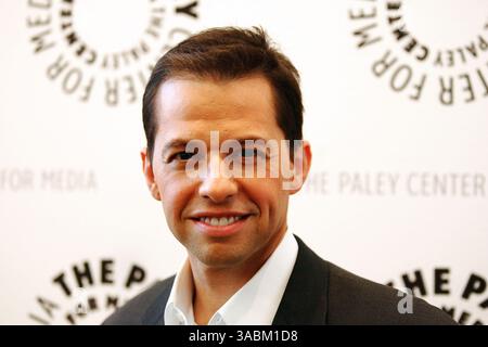 Oct 03, 2007 - Beverly Hills, CA - JON CRYER à la célébration du 100ème épisode de l'émission de télévision à succès 'deux hommes et demi'. (Crédit image : © Jerod Harris/ZUMA Press) Banque D'Images