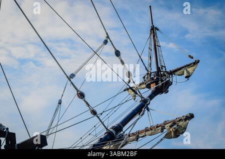 Gréement d'étrave de grand navire atteignant un ciel nuageux au-dessus Banque D'Images