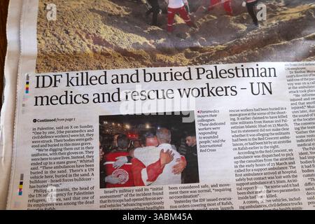 "Tsahal a tué et enterré des médecins palestiniens et des secouristes - titre du journal Guardian de l'ONU 31 mars 2025 Londres Royaume-Uni Banque D'Images