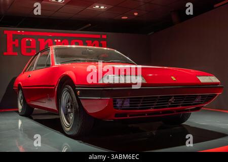 Turin, Italie - 11 novembre 2023 : Musée de l'automobile. Ferrari 365 GT4 rouge, 1973. Design italien, voiture vintage de luxe Banque D'Images