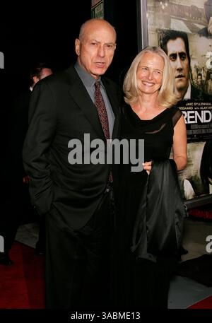 10 octobre 2007 - Beverly Hills, Californie, États-Unis - L'acteur ALAN ARKIN et SA FEMME arrivent à la première de 'Rendition' Los Angeles qui a eu lieu à l'Academy Theatre. (Crédit image : © Lisa O'Connor/ZUMA Press) Banque D'Images