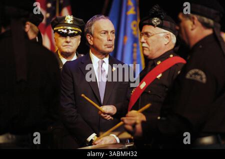 29 novembre 2007 - Manhattan, NY, États-Unis - le maire MICHAEL BLOOMBERG regarde la cérémonie de remise des diplômes et de promotion de l'assainissement du département de la ville de New York au Tribeca Performing Art Center, Borough of Manhattan Community College. (Crédit image : ? Bryan Smith/ZUMA Press) RESTRICTIONS : les journaux de New York SONT LIBRES ! Banque D'Images