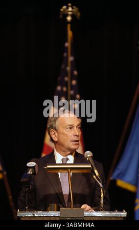 29 novembre 2007 - Manhattan, NY, États-Unis - le maire MICHAEL BLOOMBERG prend la parole lors de la cérémonie de remise des diplômes et de promotion de l'assainissement du département de la ville de New York au Tribeca Performing Art Center, Borough of Manhattan Community College. (Crédit image : ? Bryan Smith/ZUMA Press) RESTRICTIONS : les journaux de New York SONT LIBRES ! Banque D'Images