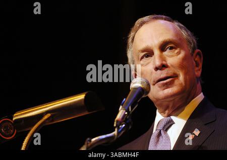 29 novembre 2007 - Manhattan, NY, États-Unis - le maire MICHAEL BLOOMBERG prend la parole lors de la cérémonie de remise des diplômes et de promotion de l'assainissement du département de la ville de New York au Tribeca Performing Art Center, Borough of Manhattan Community College. (Crédit image : ? Bryan Smith/ZUMA Press) RESTRICTIONS : les journaux de New York SONT LIBRES ! Banque D'Images