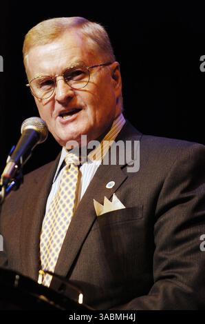 29 nov. 2007 - Manhattan, NY, États-Unis - le commissaire du Département de l'assainissement JOHN DOHERTY prend la parole lors de la cérémonie de remise des diplômes et de promotion du Département de l'assainissement de la ville de New York au Tribeca Performing Art Center, Borough of Manhattan Community College. (Crédit image : ? Bryan Smith/ZUMA Press) RESTRICTIONS : les journaux de New York SONT LIBRES ! Banque D'Images