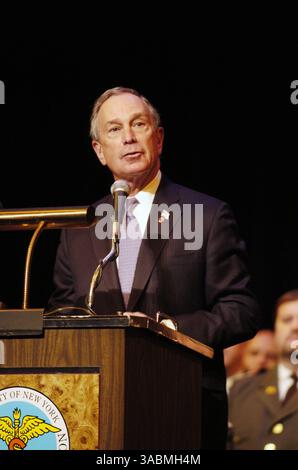 29 novembre 2007 - Manhattan, NY, États-Unis - le maire MICHAEL BLOOMBERG prend la parole lors de la cérémonie de remise des diplômes et de promotion de l'assainissement du département de la ville de New York au Tribeca Performing Art Center, Borough of Manhattan Community College. (Crédit image : ? Bryan Smith/ZUMA Press) RESTRICTIONS : les journaux de New York SONT LIBRES ! Banque D'Images