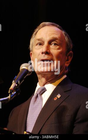 29 novembre 2007 - Manhattan, NY, États-Unis - le maire MICHAEL BLOOMBERG prend la parole lors de la cérémonie de remise des diplômes et de promotion de l'assainissement du département de la ville de New York au Tribeca Performing Art Center, Borough of Manhattan Community College. (Crédit image : ? Bryan Smith/ZUMA Press) RESTRICTIONS : les journaux de New York SONT LIBRES ! Banque D'Images