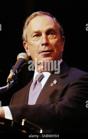 29 novembre 2007 - Manhattan, NY, États-Unis - le maire MICHAEL BLOOMBERG prend la parole lors de la cérémonie de remise des diplômes et de promotion de l'assainissement du département de la ville de New York au Tribeca Performing Art Center, Borough of Manhattan Community College. (Crédit image : ? Bryan Smith/ZUMA Press) RESTRICTIONS : les journaux de New York SONT LIBRES ! Banque D'Images