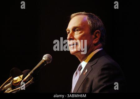 29 novembre 2007 - Manhattan, NY, États-Unis - le maire MICHAEL BLOOMBERG prend la parole lors de la cérémonie de remise des diplômes et de promotion de l'assainissement du département de la ville de New York au Tribeca Performing Art Center, Borough of Manhattan Community College. (Crédit image : ? Bryan Smith/ZUMA Press) RESTRICTIONS : les journaux de New York SONT LIBRES ! Banque D'Images