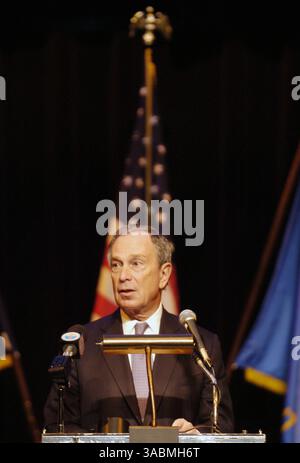 29 novembre 2007 - Manhattan, NY, États-Unis - le maire MICHAEL BLOOMBERG prend la parole lors de la cérémonie de remise des diplômes et de promotion de l'assainissement du département de la ville de New York au Tribeca Performing Art Center, Borough of Manhattan Community College. (Crédit image : ? Bryan Smith/ZUMA Press) RESTRICTIONS : les journaux de New York SONT LIBRES ! Banque D'Images