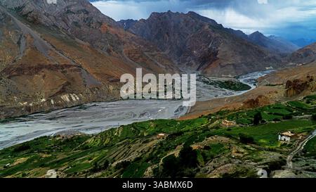 Rivière tressée et terrasses vertes au milieu de l'Himalaya accidenté dans la vallée de Spiti, Himachal Pradesh, Inde Banque D'Images