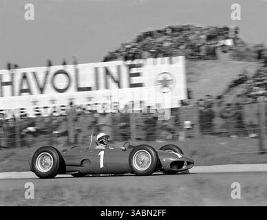 Champion du monde en titre Phil Hill (USA) Ferrari 156 a terminé troisième de la course d'ouverture de la saison... Grand Prix des pays-Bas, Zandvoort, 20 mai 1962. (Crédit image : ©Sutton Motorsports/ZUMA Press) Banque D'Images